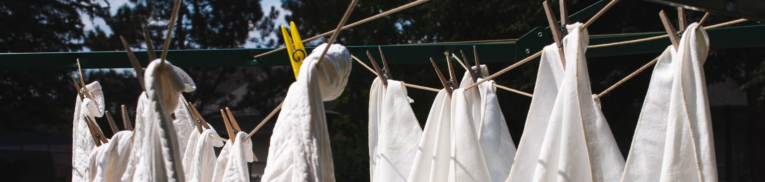 Weiße gebeizte Wäsche, die auf einer Wäscheleine hängt